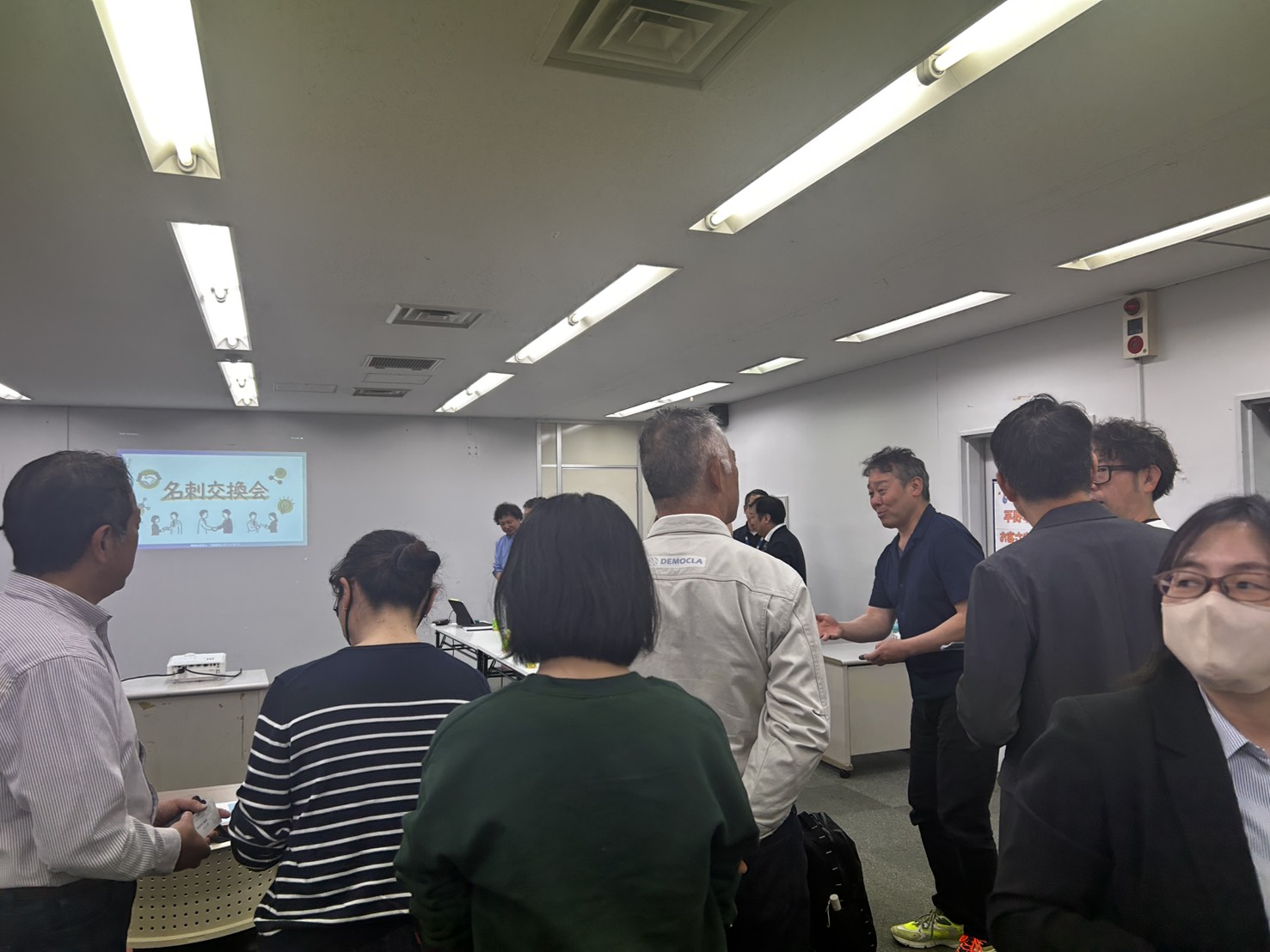 参加者同士が言葉を交わす、ひらすみ会の交流風景